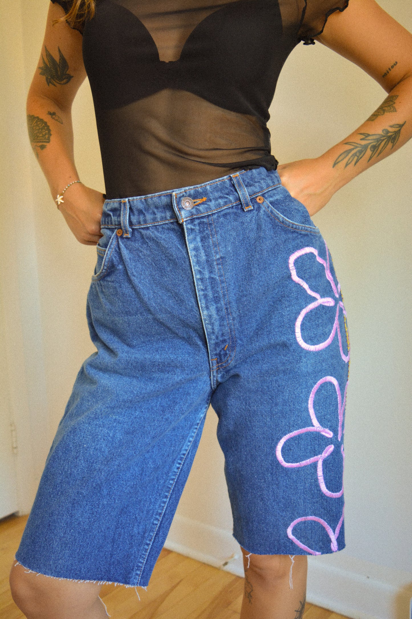 Short vintage en jeans bleu à fleurs roses brodées à la main au Québec par l’artiste et designer Caroline Auger