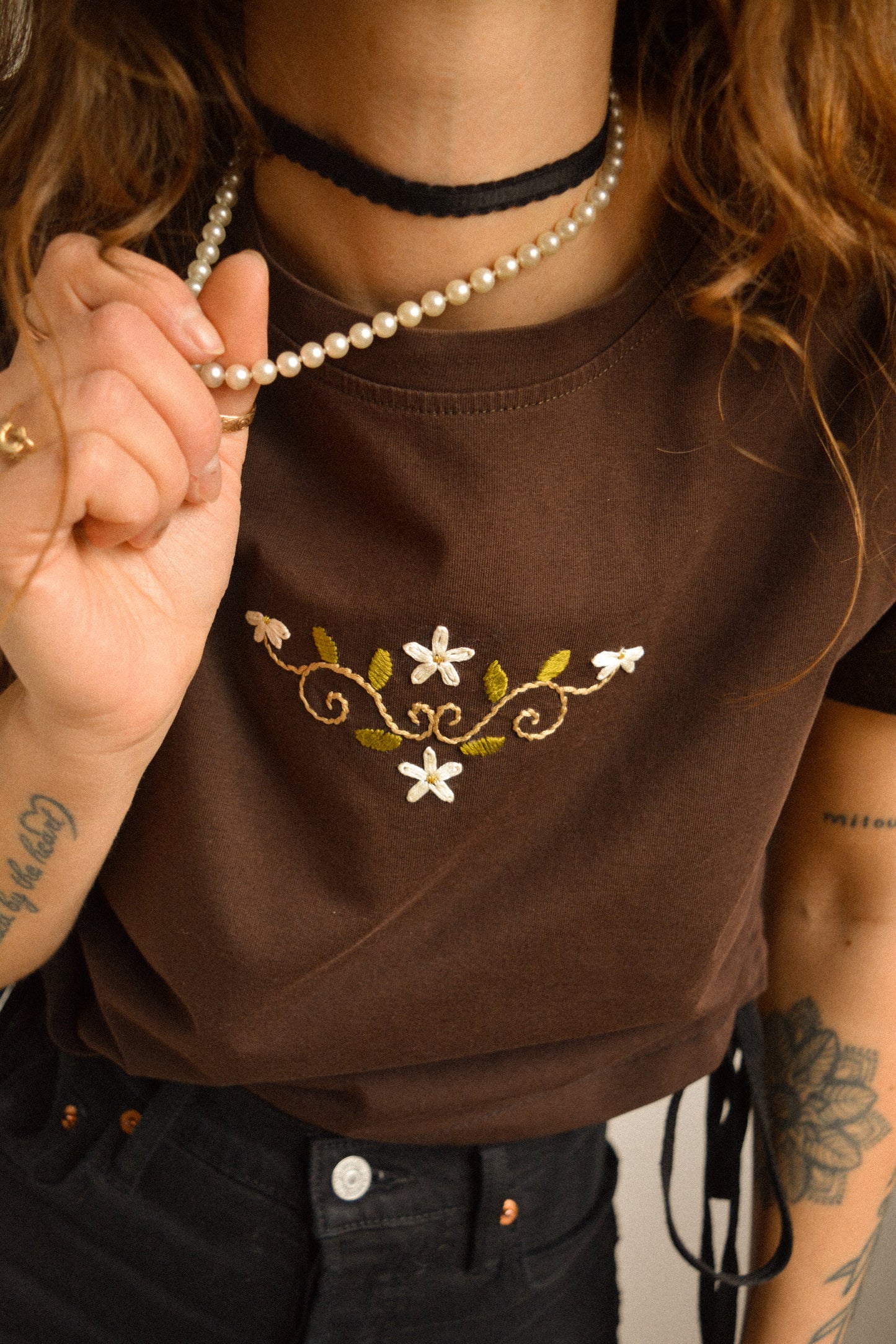 T-shirt vintage brun chocolat avec lacets sur les côtés et broderie fait à la main par l’artiste et désigner québécoise Caroline Auger