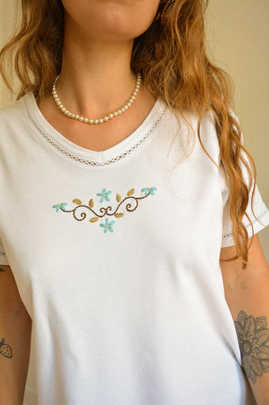 Chandail vintage à manches courtes blanc avec motif de fleurs brodées à la main au Québec par l’artiste et designer Caroline Auger
