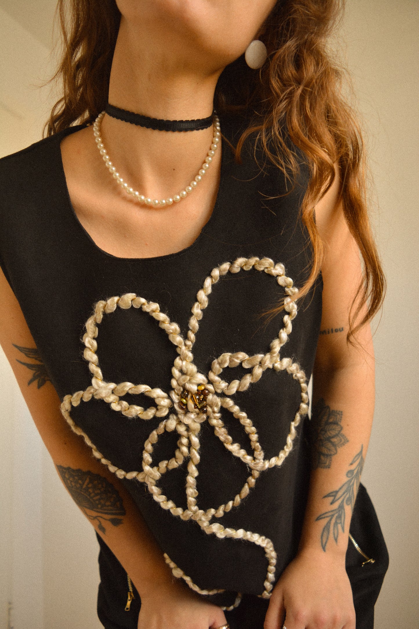 Robe noir vintage en suède avec motif d’une fleur brodé à la main par l’artiste et désigner québécoise Caroline Auger