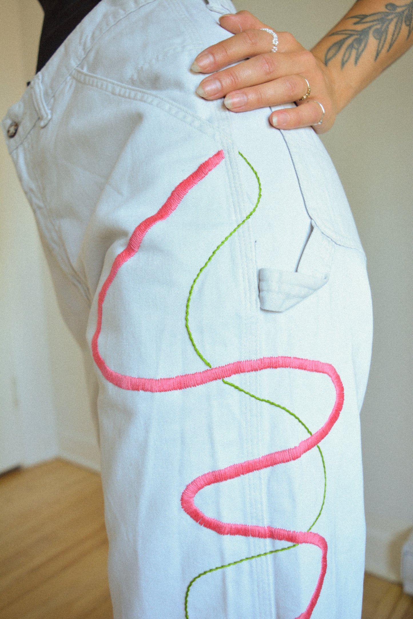 Pantalon vintage gris clair à motif abstrait brodé à la main au Québec par l’artiste et designer Caroline Auger