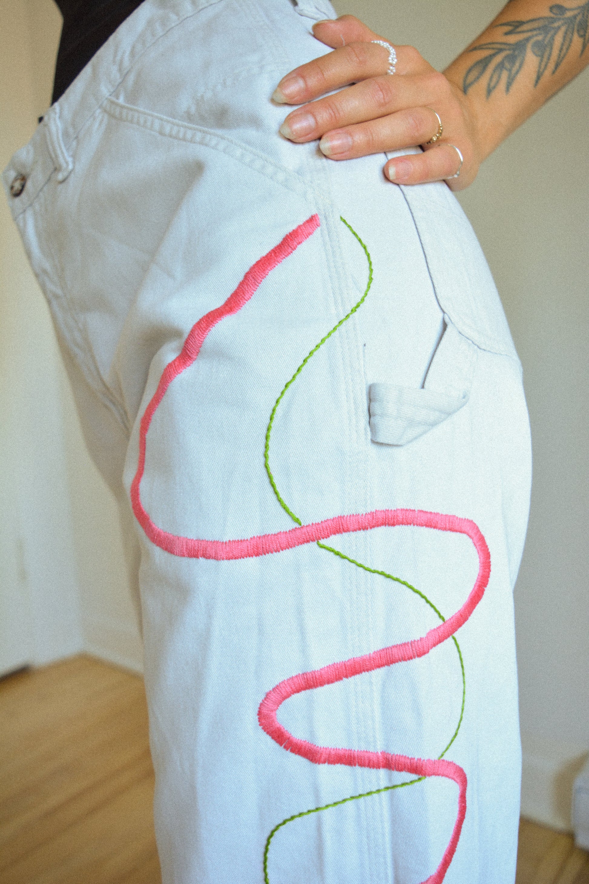 Pantalon vintage gris clair à motif abstrait brodé à la main au Québec par l’artiste et designer Caroline Auger