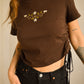T-shirt vintage brun chocolat avec lacets sur les côtés et broderie fait à la main par l’artiste et désigner québécoise Caroline Auger