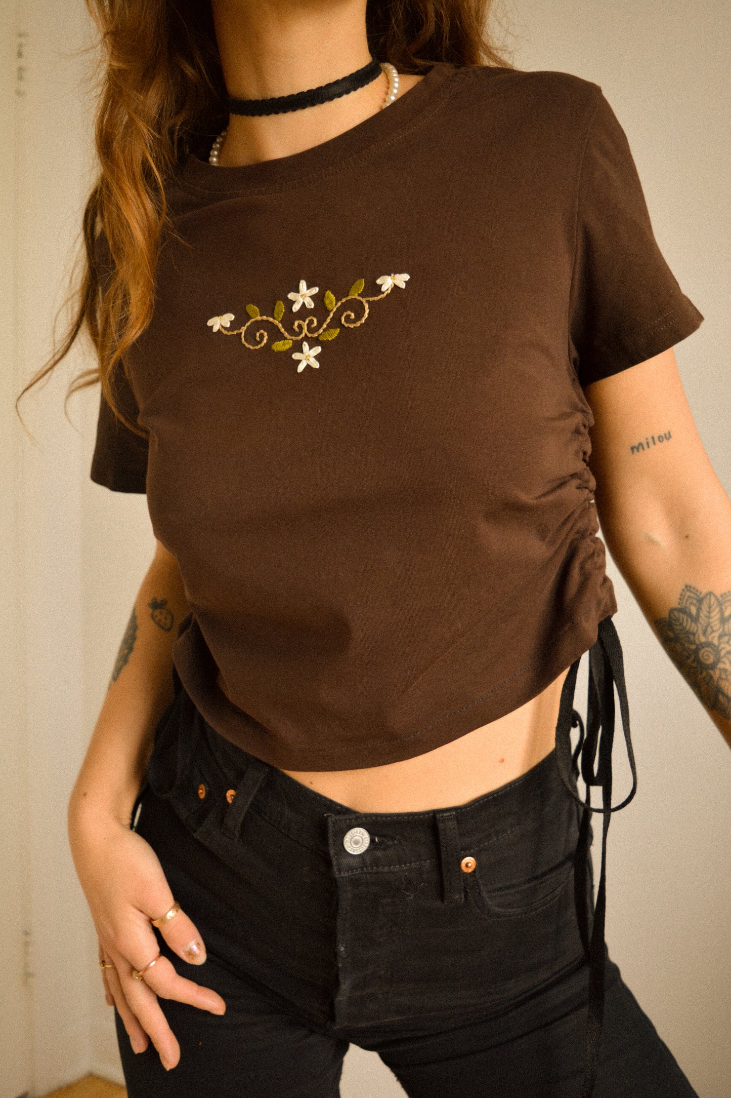T-shirt vintage brun chocolat avec lacets sur les côtés et broderie fait à la main par l’artiste et désigner québécoise Caroline Auger