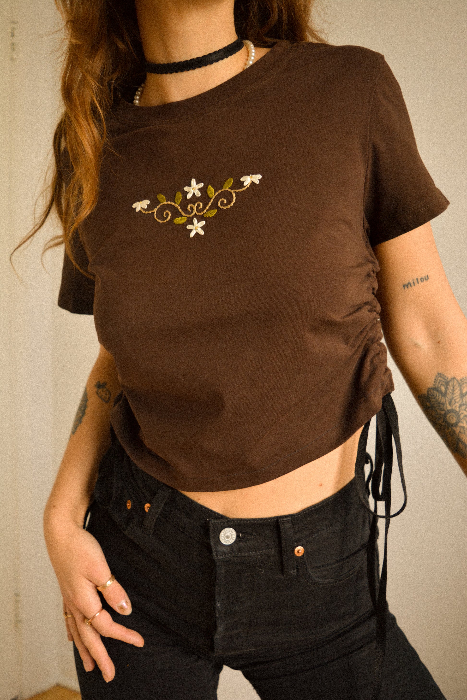 T-shirt vintage brun chocolat avec lacets sur les côtés et broderie fait à la main par l’artiste et désigner québécoise Caroline Auger