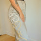 Pantalon vintage gris à motifs ornementales en laine brodés à la main au Québec par l’artiste et designer Caroline Auger