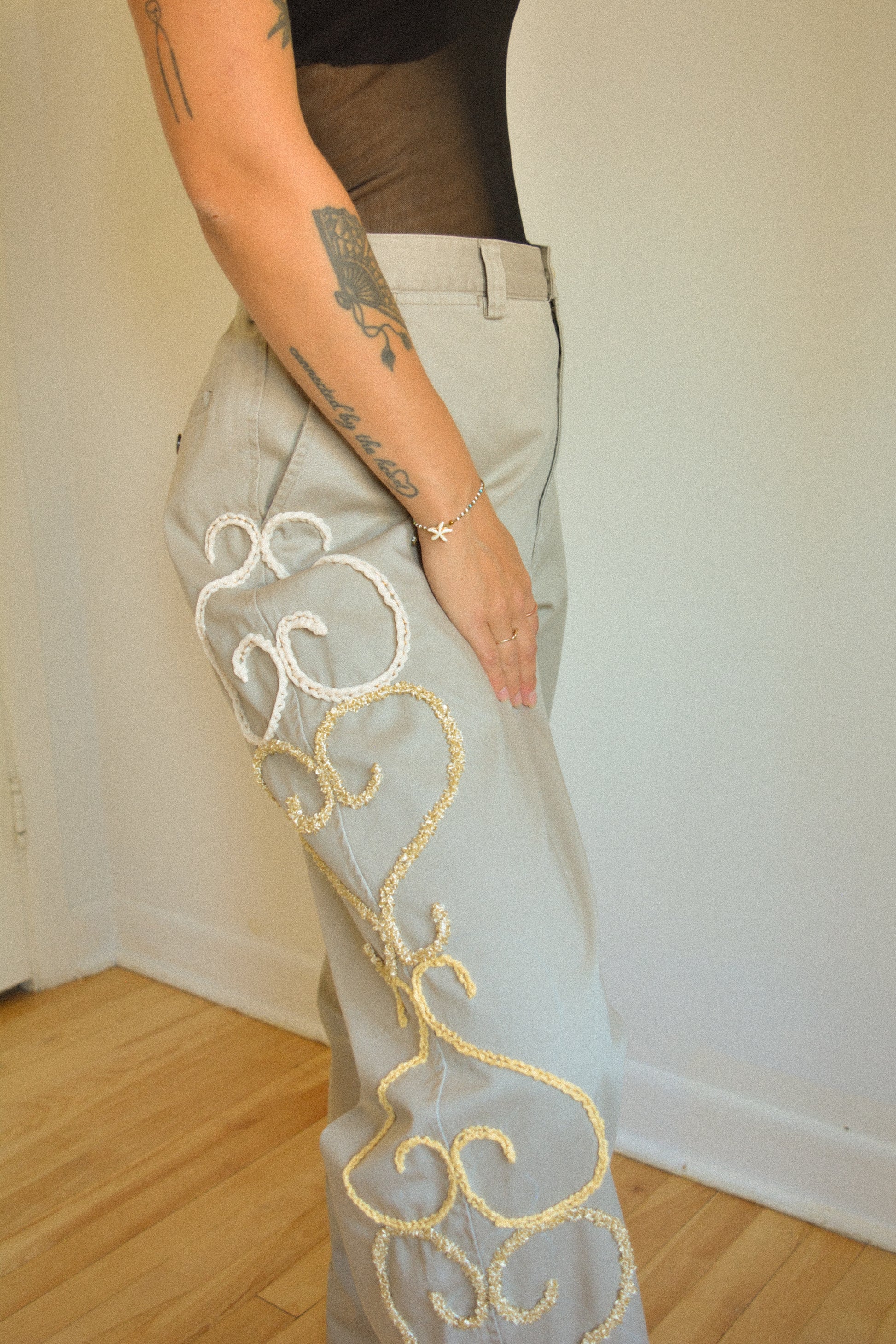 Pantalon vintage gris à motifs ornementales en laine brodés à la main au Québec par l’artiste et designer Caroline Auger