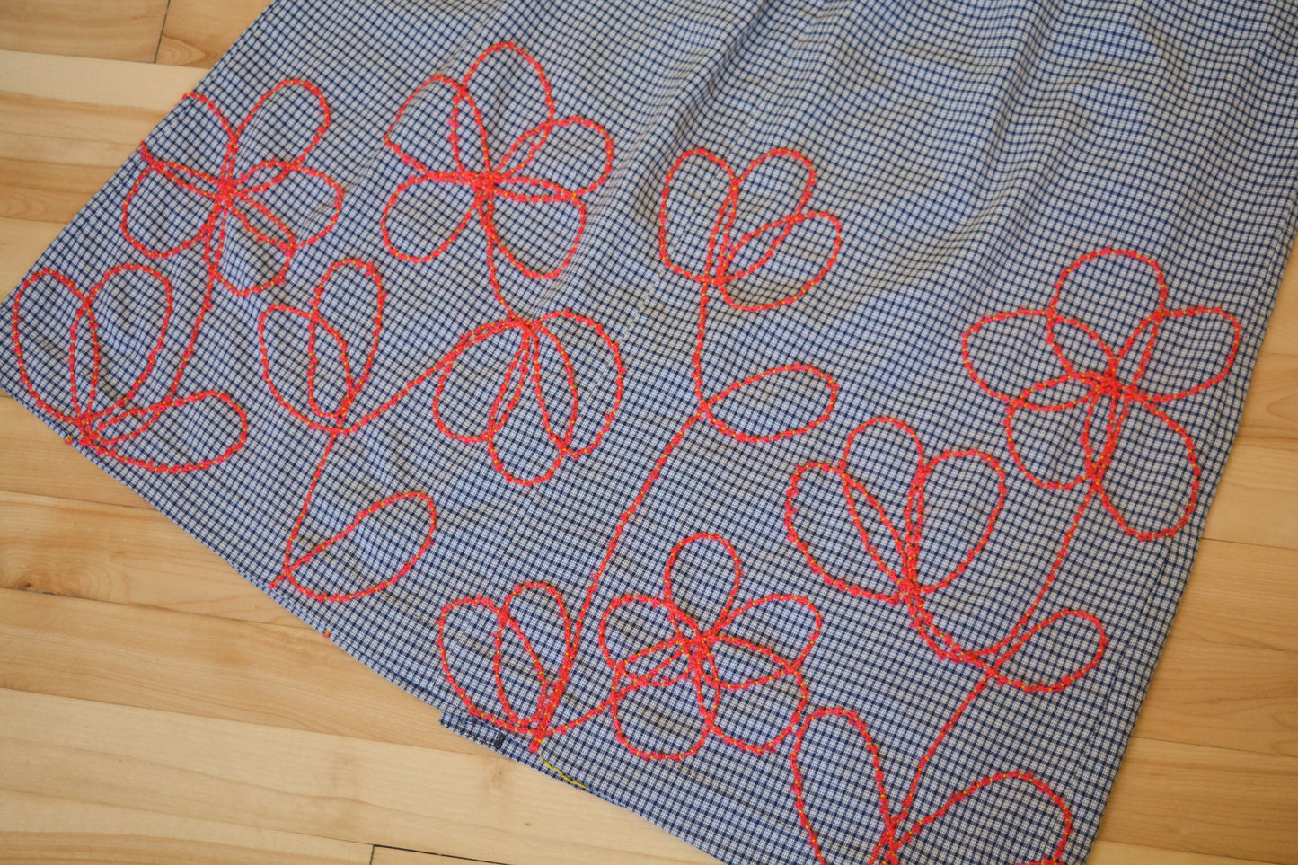 Jupe de motifs à carreaux bleu vintage de seconde main à broderie de fleurs rouge fait à la main au Québec par l’artiste Caroline Auger