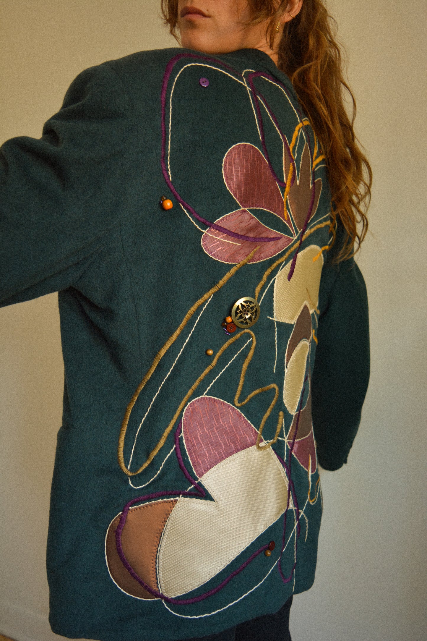 Veston vintage en laine bleu vert avec patch en vinyle, billes recyclées et lignes brodées à la main au Québec par l’artiste et designer Caroline Auger