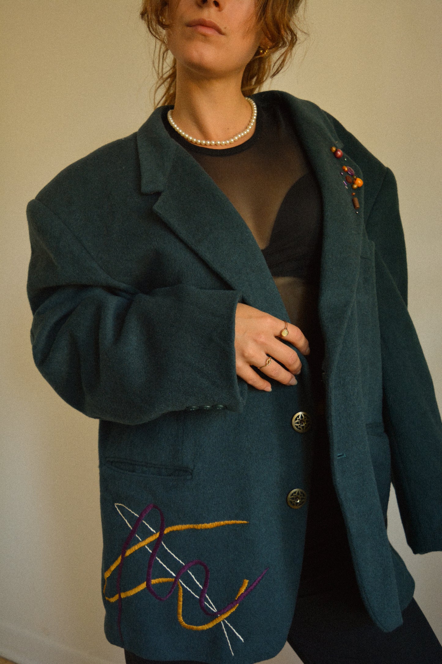 Veston vintage en laine bleu vert avec patch en vinyle, billes recyclées et lignes brodées à la main au Québec par l’artiste et designer Caroline Auger