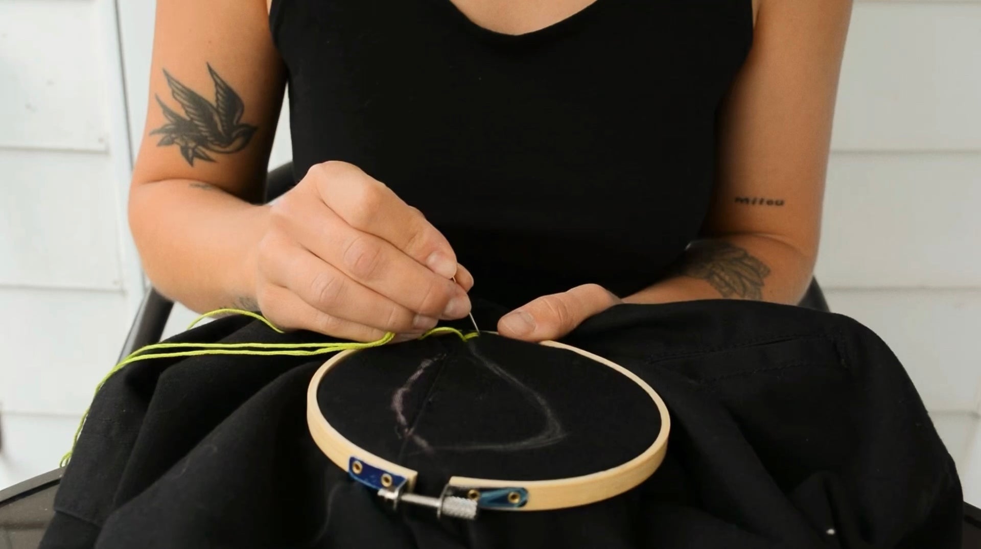 Charger la vidéo : L’artiste Caroline Auger entrain de broder à la main un pantalon vintage.