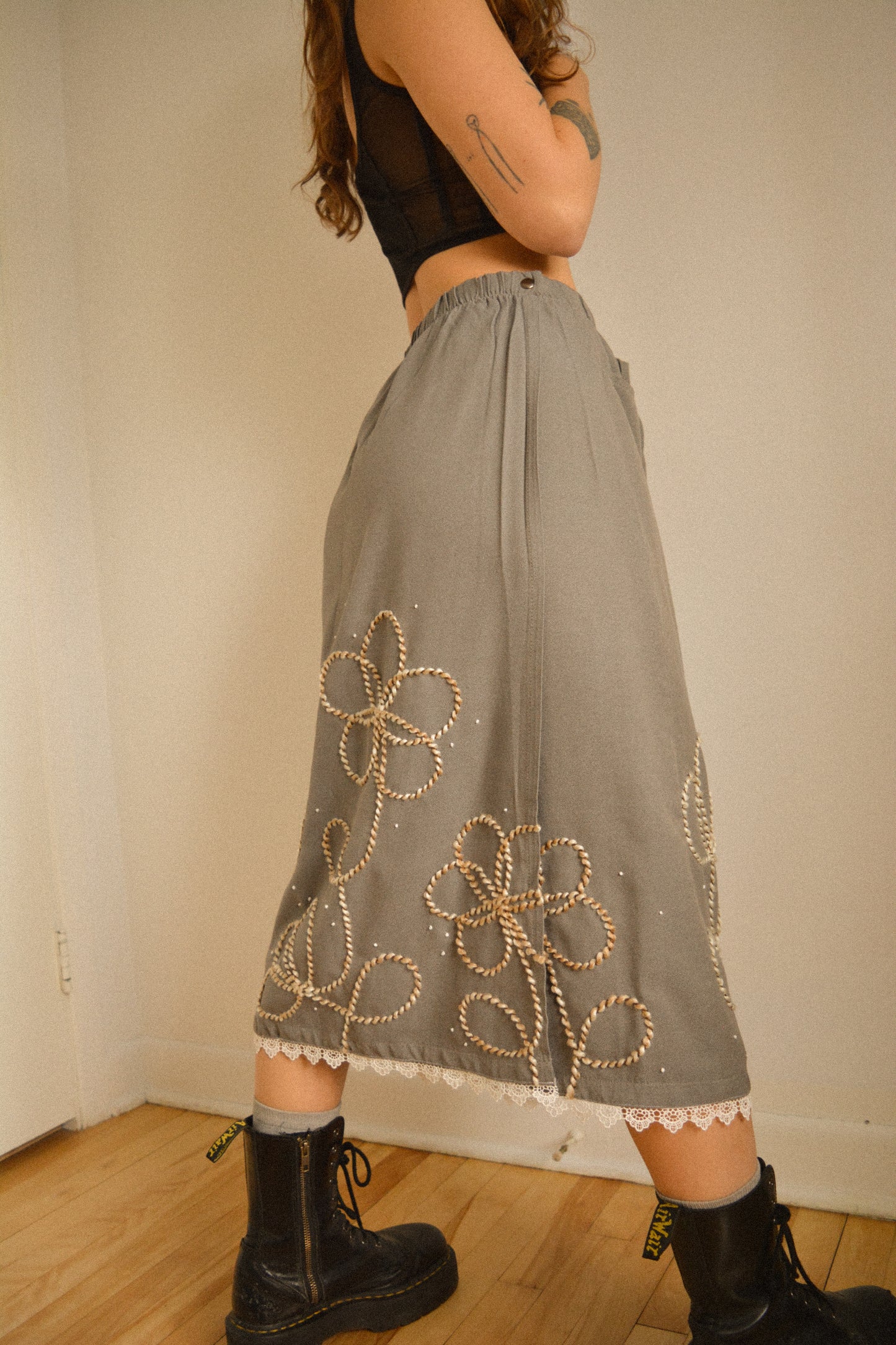Jupe grise vintage avec dentelle et motifs de fleurs en laine brodés à la main par l’artiste et désigner québécoise Caroline Auger