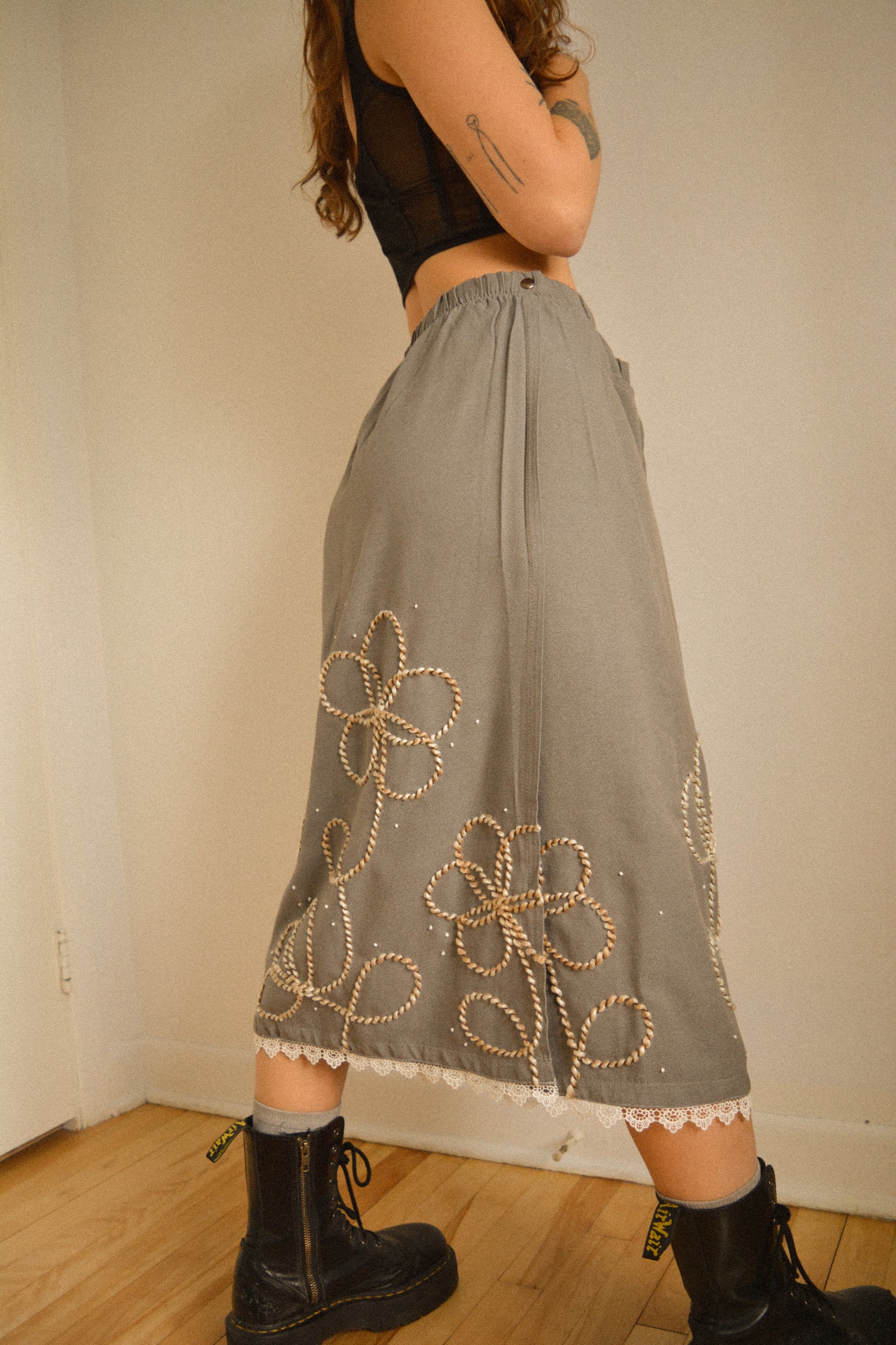 Jupe grise vintage avec dentelle et motifs de fleurs en laine brodés à la main par l’artiste et désigner québécoise Caroline Auger
