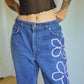 Short vintage en jeans bleu à fleurs roses brodées à la main au Québec par l’artiste et designer Caroline Auger