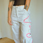 Pantalon vintage gris clair à motif abstrait brodé à la main au Québec par l’artiste et designer Caroline Auger