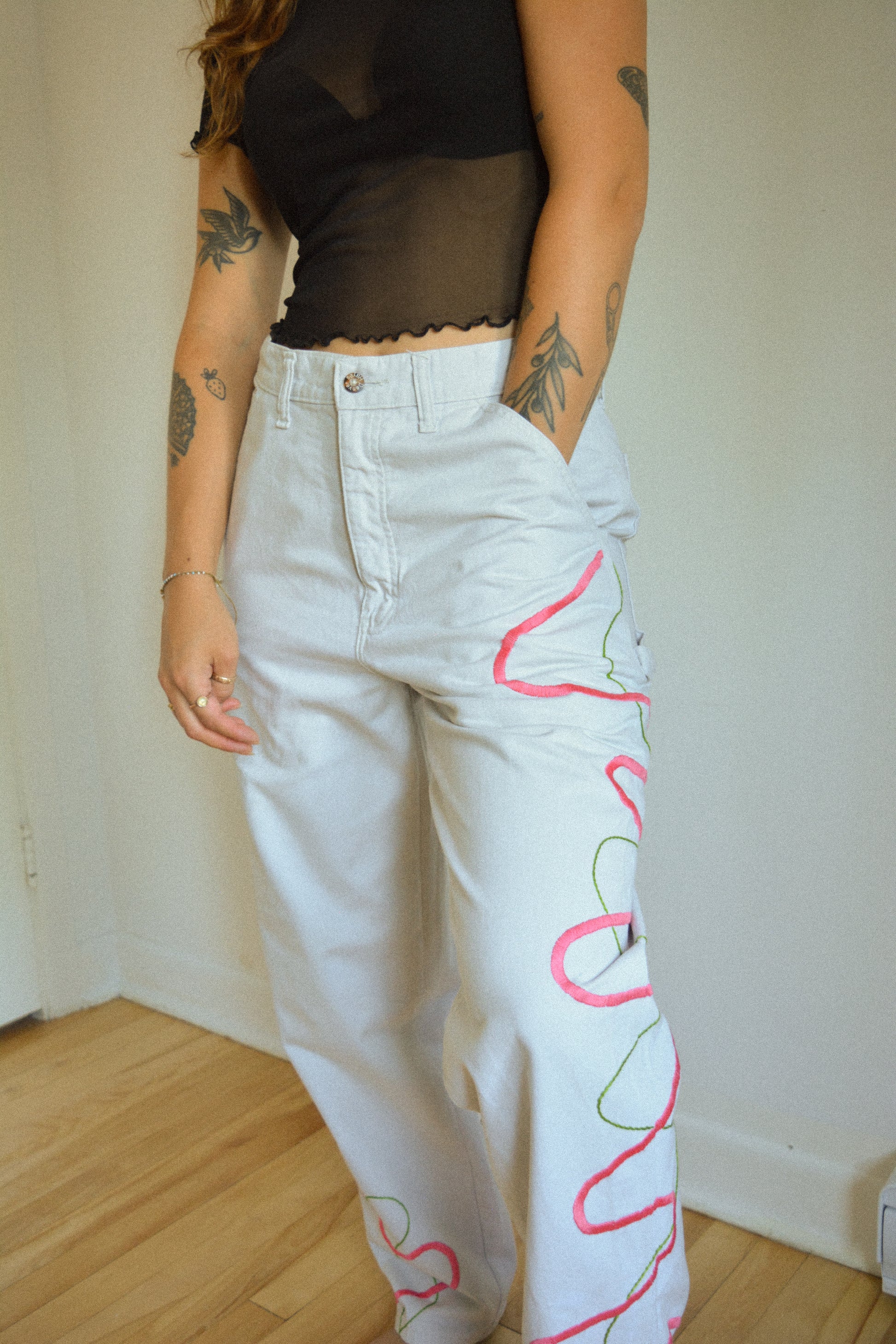 Pantalon vintage gris clair à motif abstrait brodé à la main au Québec par l’artiste et designer Caroline Auger