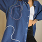 Chemise vintage à manche courte bleu avec billes, laine et lignes abstraites brodées à la main par l’artiste et désigner québécoise Caroline Auger
