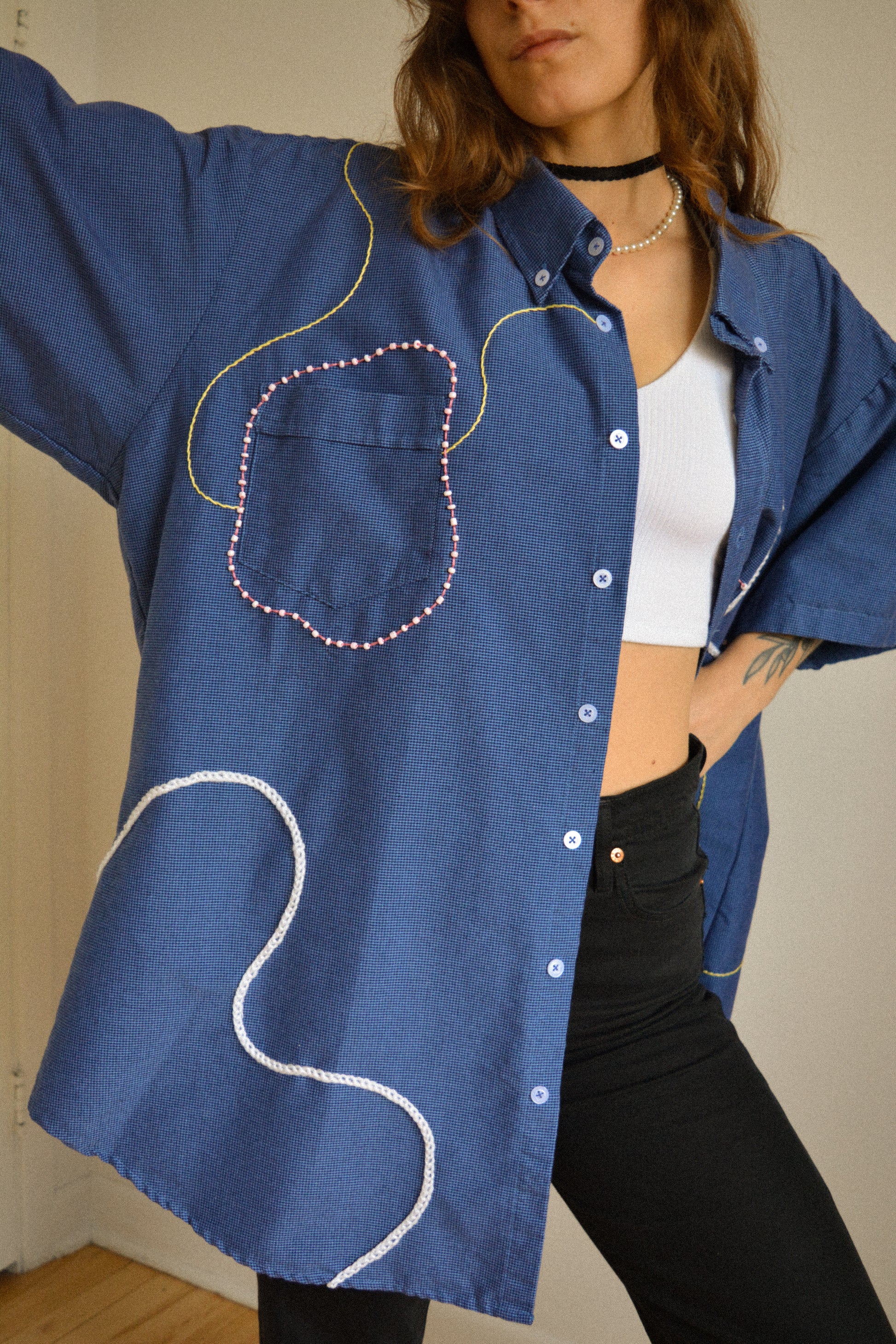 Chemise vintage à manche courte bleu avec billes, laine et lignes abstraites brodées à la main par l’artiste et désigner québécoise Caroline Auger