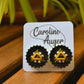 Boucles d’oreilles à fleurs brodées à la main au Québec dans des bouchons de métal recyclés par l’artiste et designer Caroline Auger.