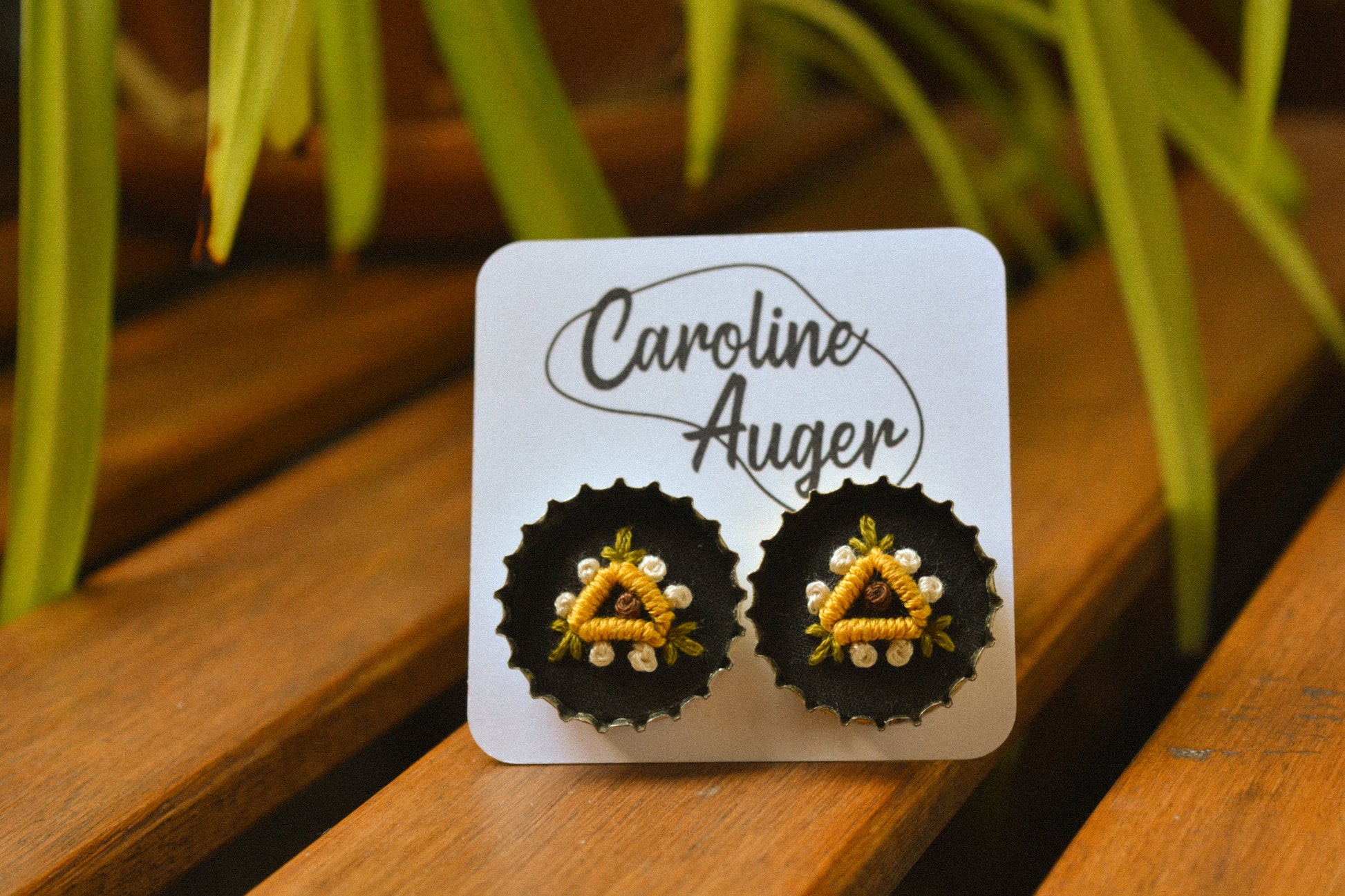 Boucles d’oreilles à fleurs brodées à la main au Québec dans des bouchons de métal recyclés par l’artiste et designer Caroline Auger.