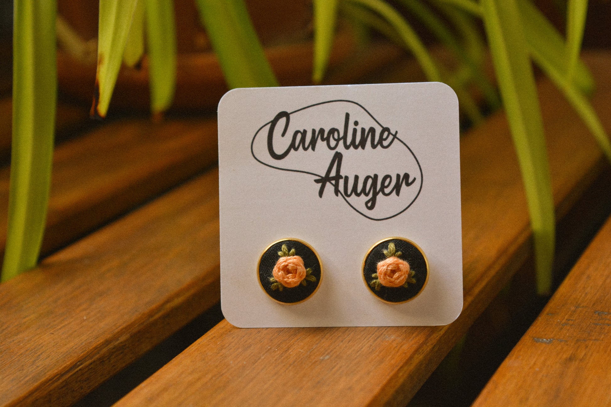 Boucles d’oreilles à fleurs brodées à la main au Québec par l’artiste et designer Caroline Auger.
