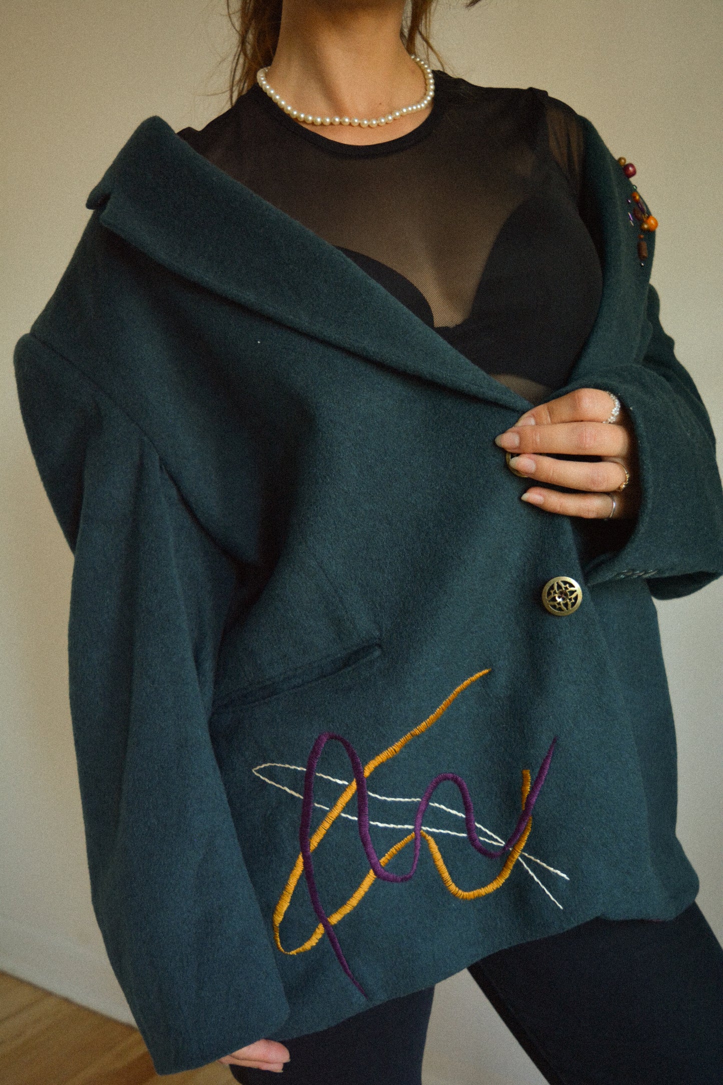 Veston vintage en laine bleu vert avec patch en vinyle, billes recyclées et lignes brodées à la main au Québec par l’artiste et designer Caroline Auger