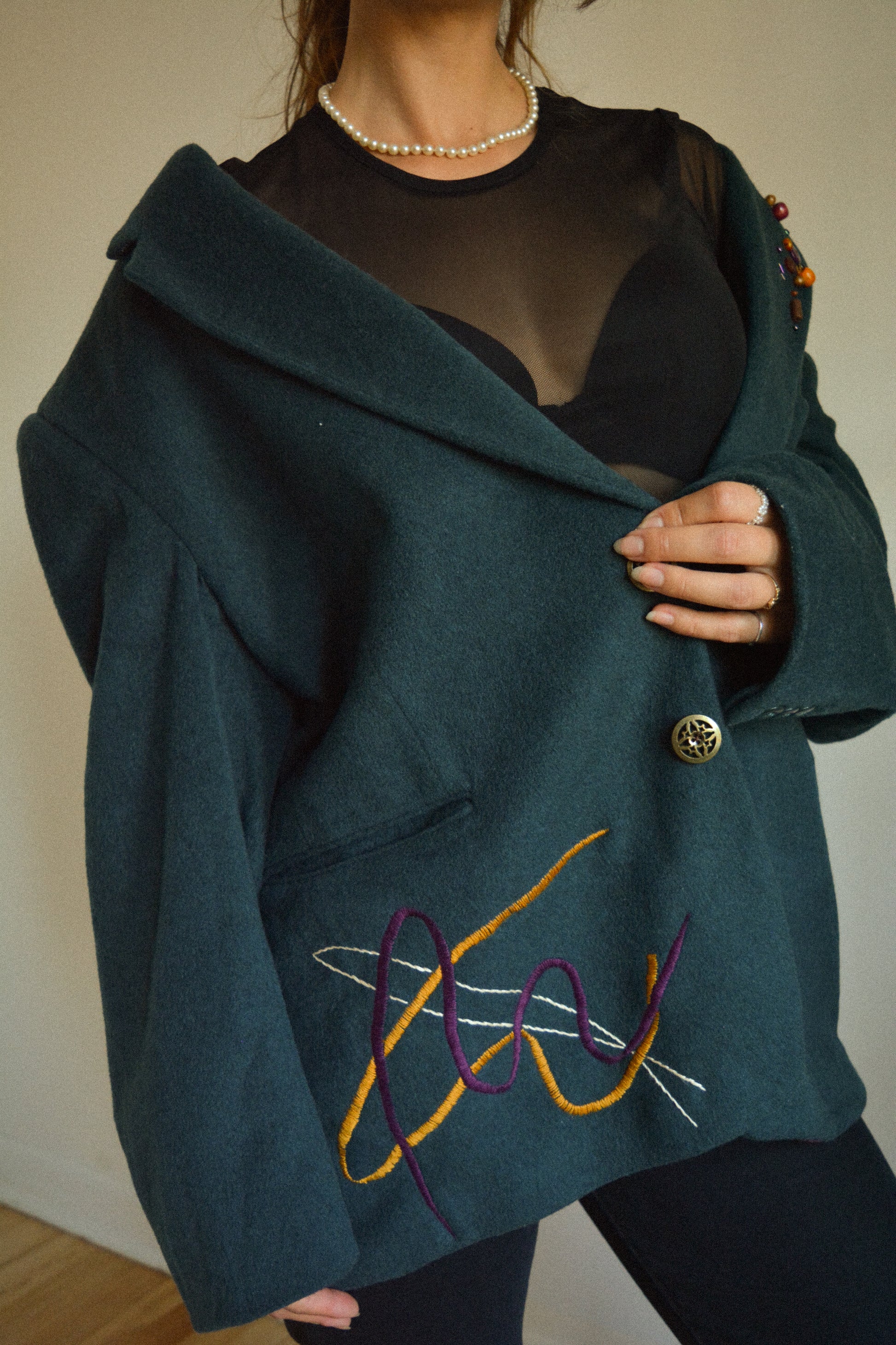 Veston vintage en laine bleu vert avec patch en vinyle, billes recyclées et lignes brodées à la main au Québec par l’artiste et designer Caroline Auger