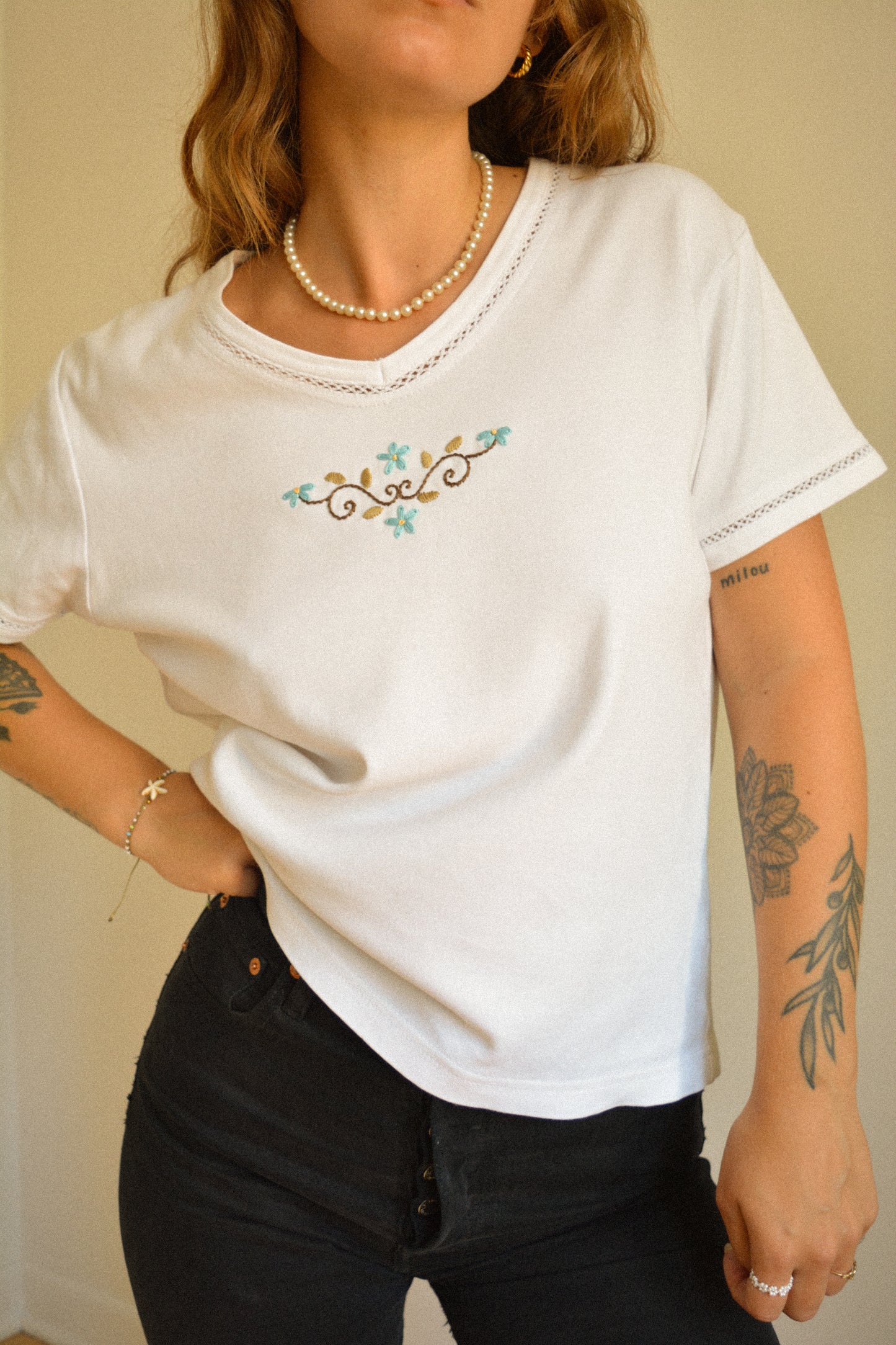 Chandail vintage à manches courtes blanc avec motif de fleurs brodées à la main au Québec par l’artiste et designer Caroline Auger