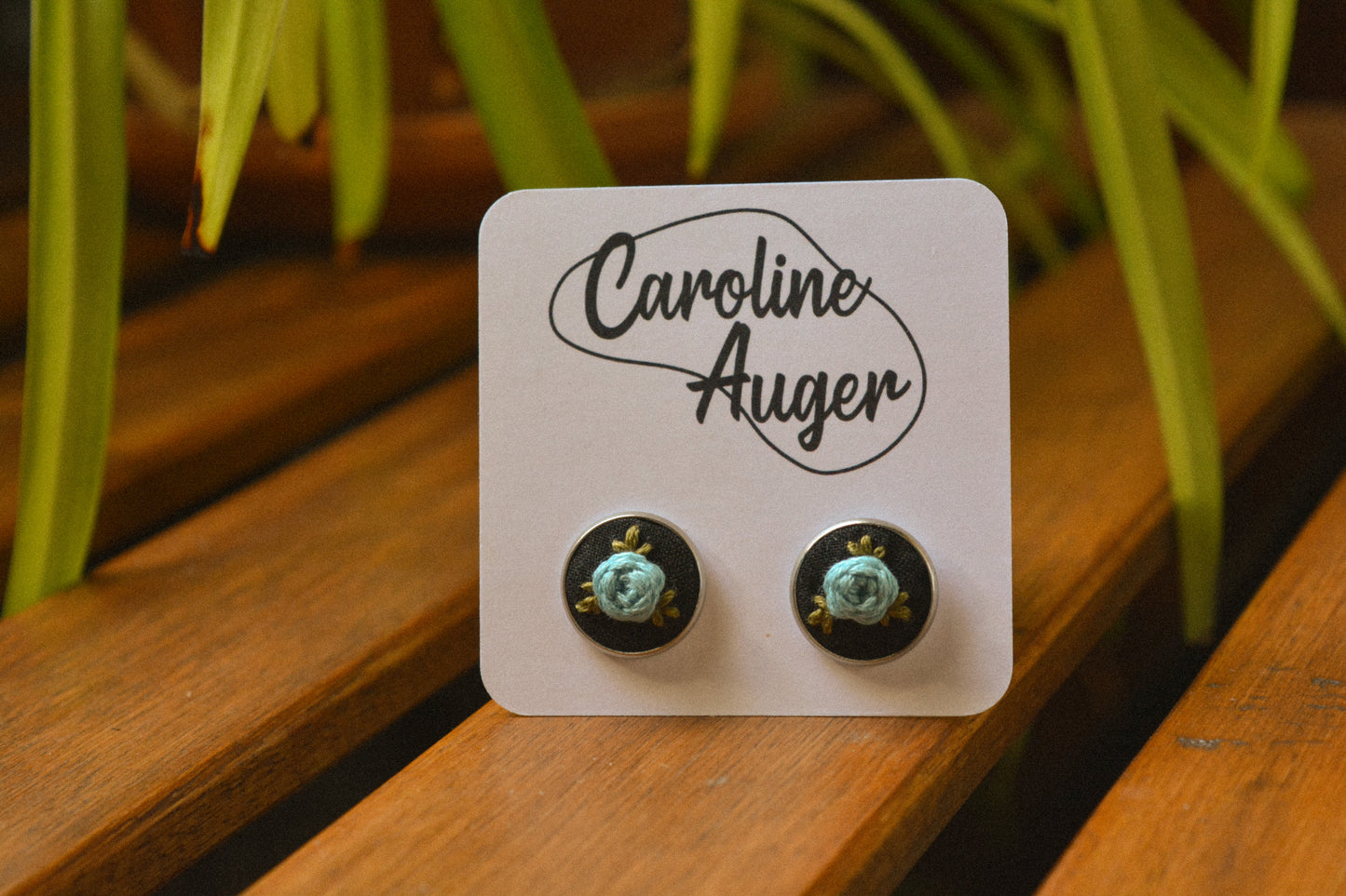 Boucles d’oreilles à fleurs brodées à la main au Québec par l’artiste et designer Caroline Auger.