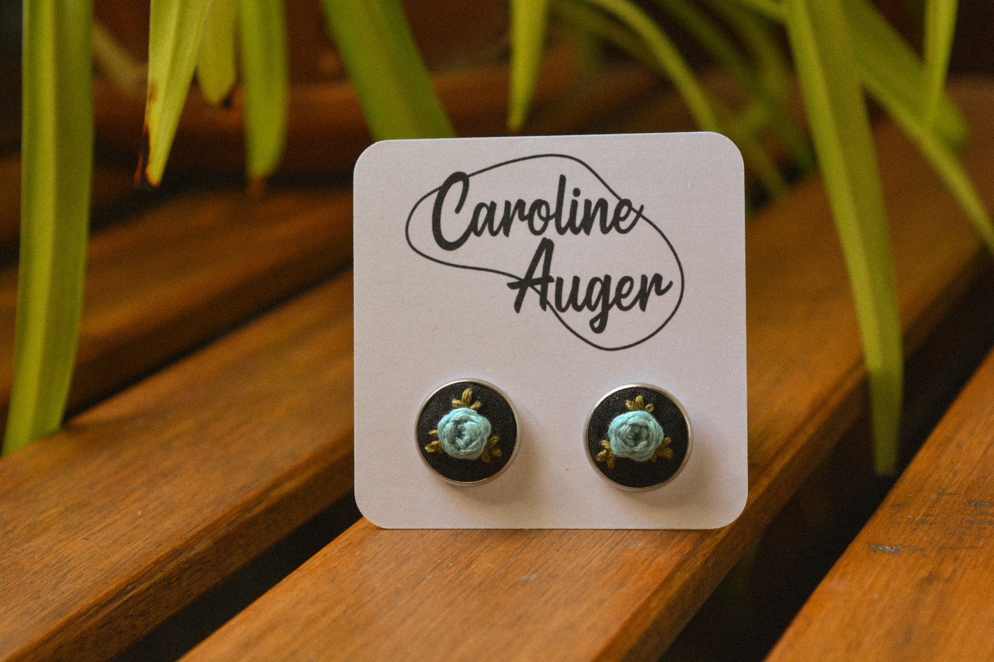 Boucles d’oreilles à fleurs brodées à la main au Québec par l’artiste et designer Caroline Auger.