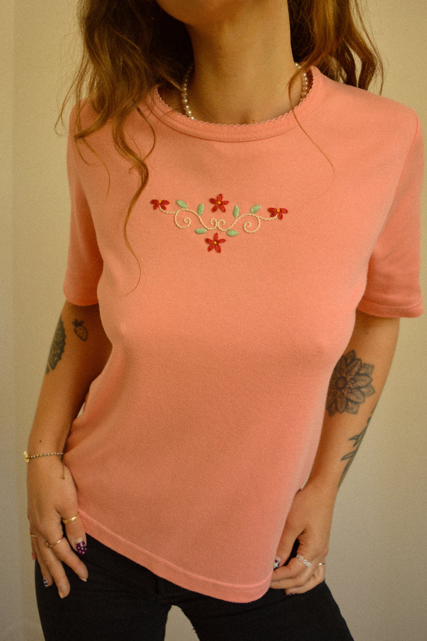Chandail vintage à manches courtes rose avec motif de fleurs brodées à la main au Québec par l’artiste et designer Caroline Auger
