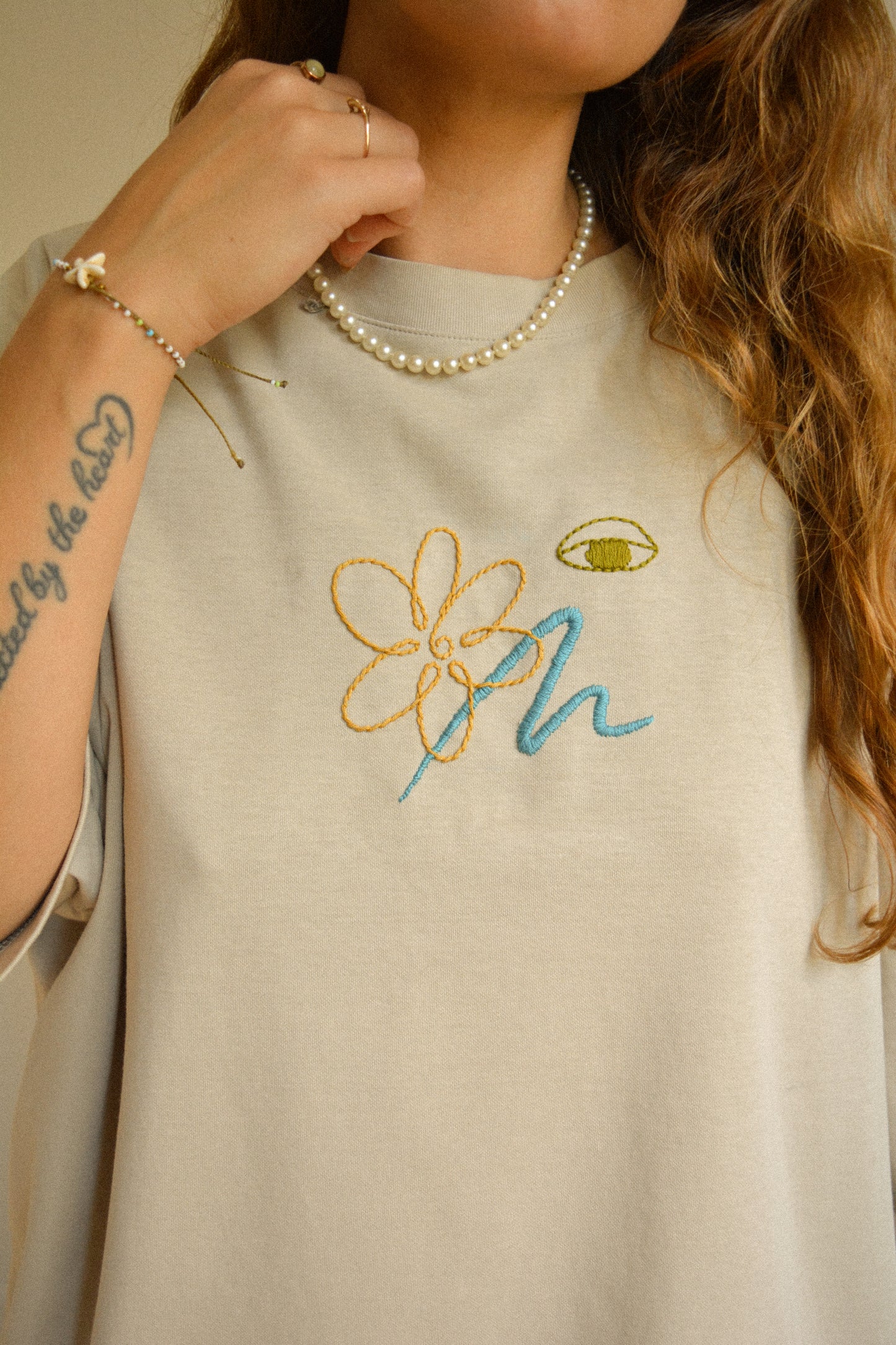 T-shirt crème à manches courtes avec motif brodé à la main au Québec par l’artiste et designer Caroline Auger