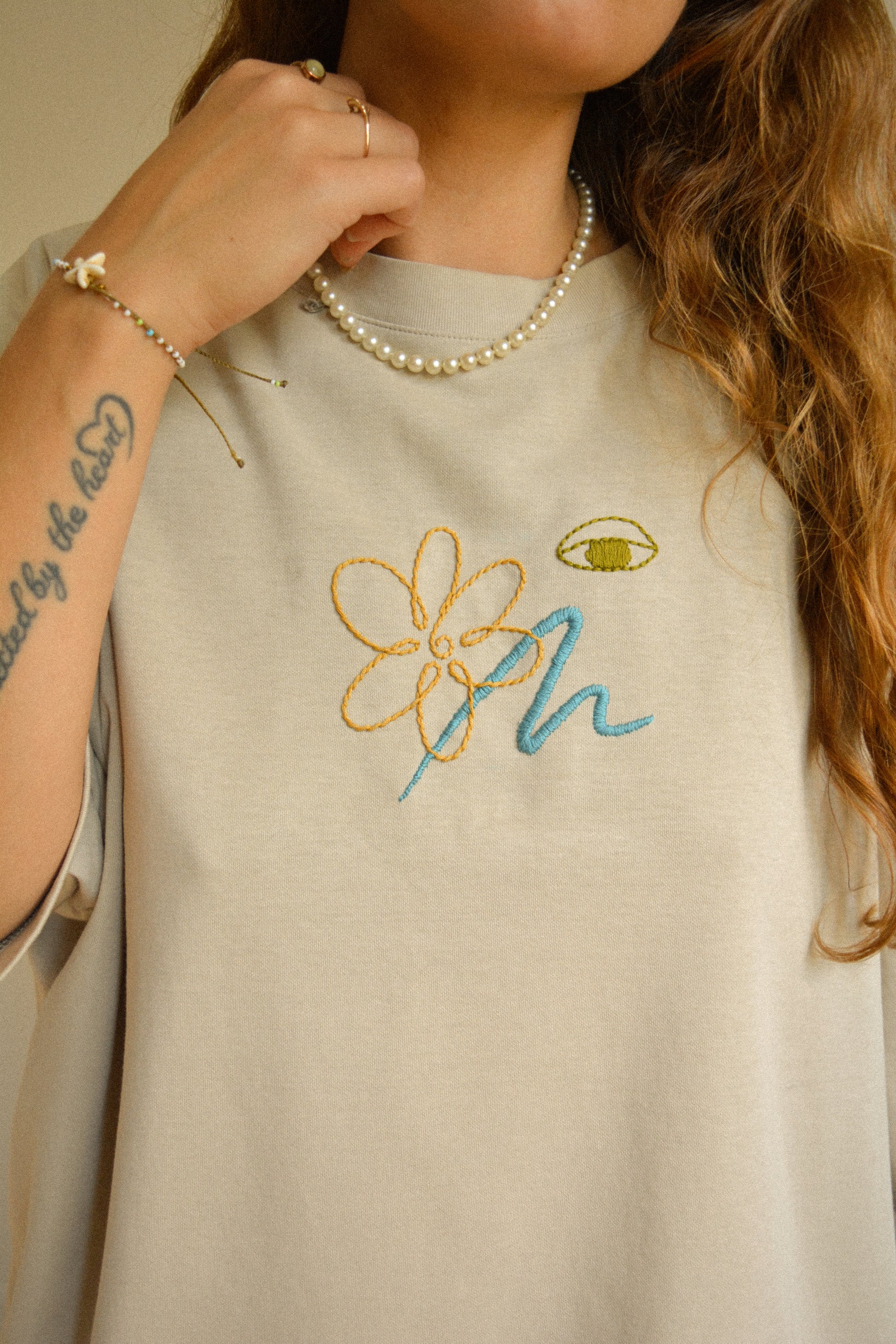 T-shirt crème à manches courtes avec motif brodé à la main au Québec par l’artiste et designer Caroline Auger