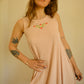 Robe rose pâle sans manches avec motif de fleurs brodées à la main au Québec par l’artiste et designer Caroline Auger