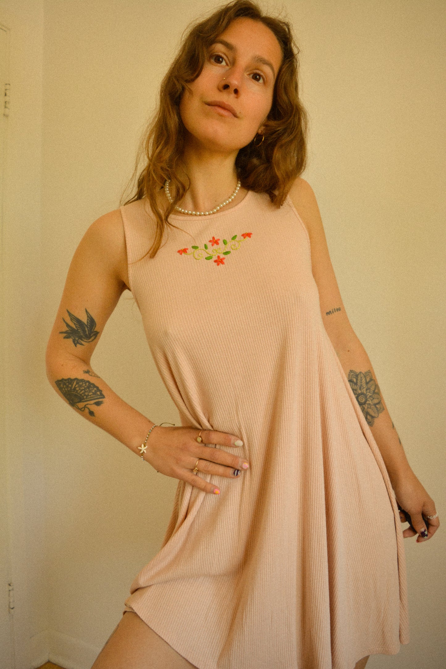 Robe rose pâle sans manches avec motif de fleurs brodées à la main au Québec par l’artiste et designer Caroline Auger
