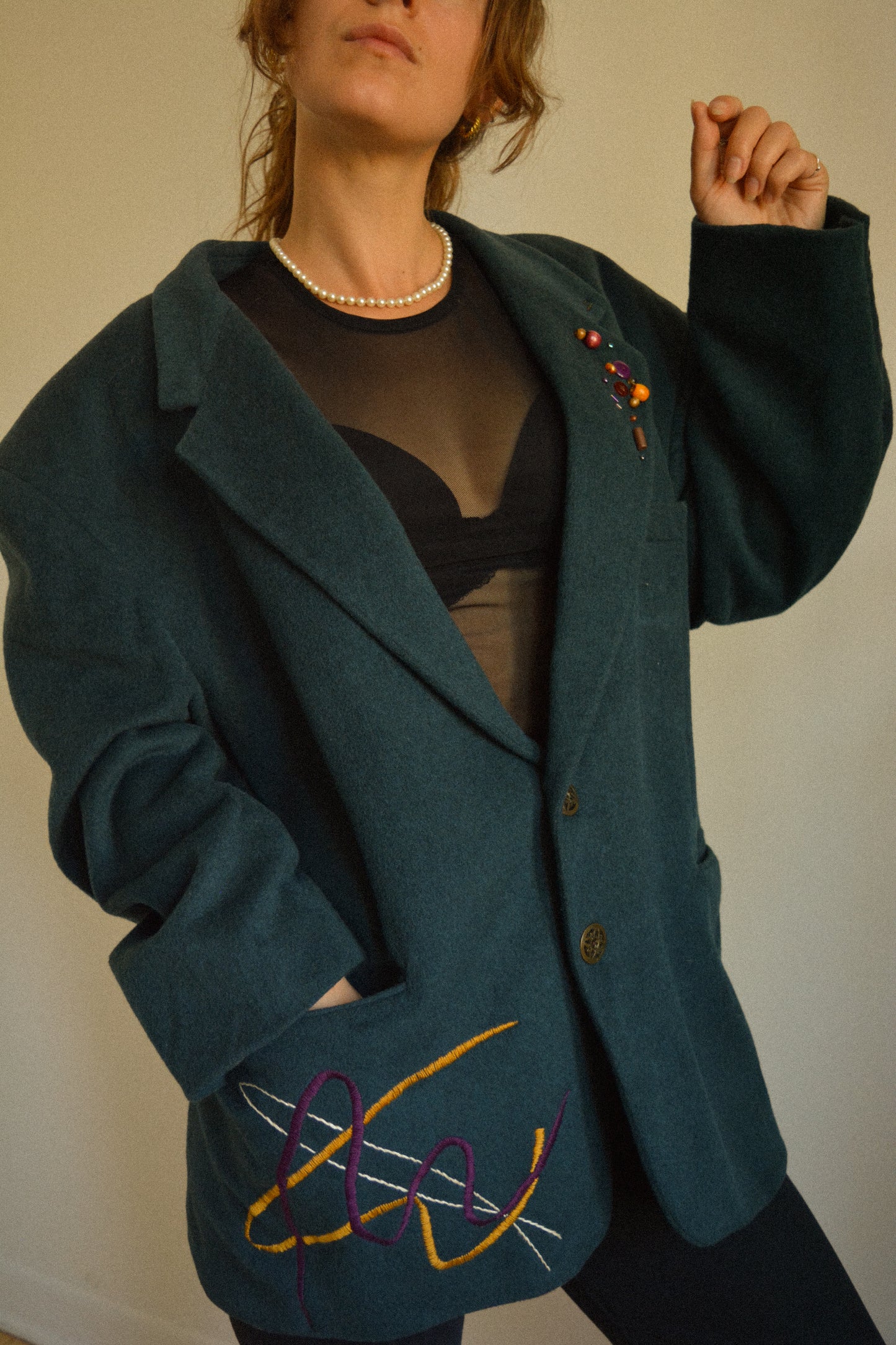 Veston vintage en laine bleu vert avec patch en vinyle, billes recyclées et lignes brodées à la main au Québec par l’artiste et designer Caroline Auger