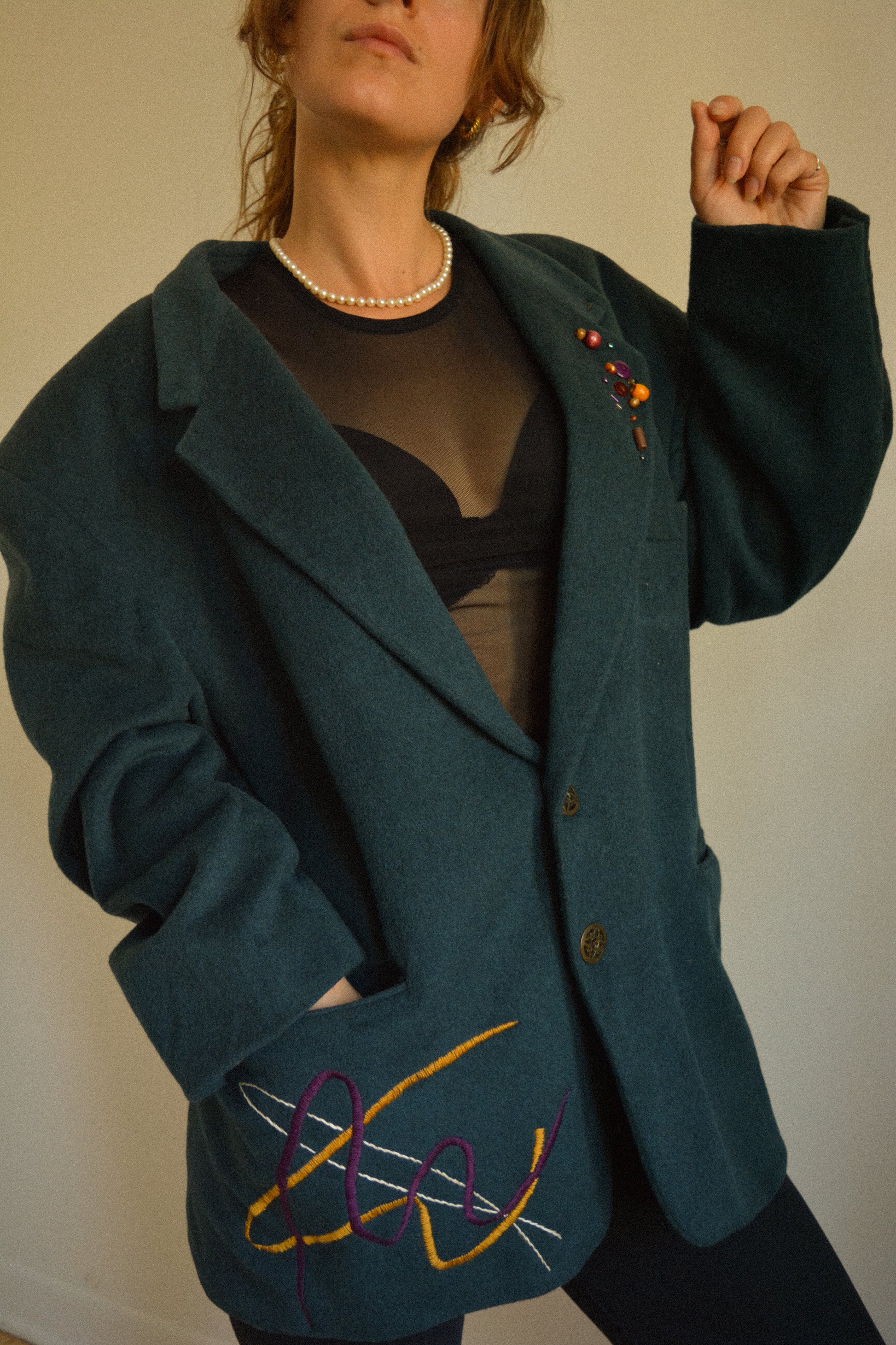 Veston vintage en laine bleu vert avec patch en vinyle, billes recyclées et lignes brodées à la main au Québec par l’artiste et designer Caroline Auger