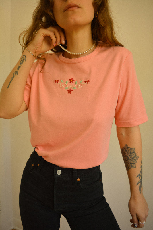 Chandail vintage à manches courtes rose avec motif de fleurs brodées à la main au Québec par l’artiste et designer Caroline Auger
