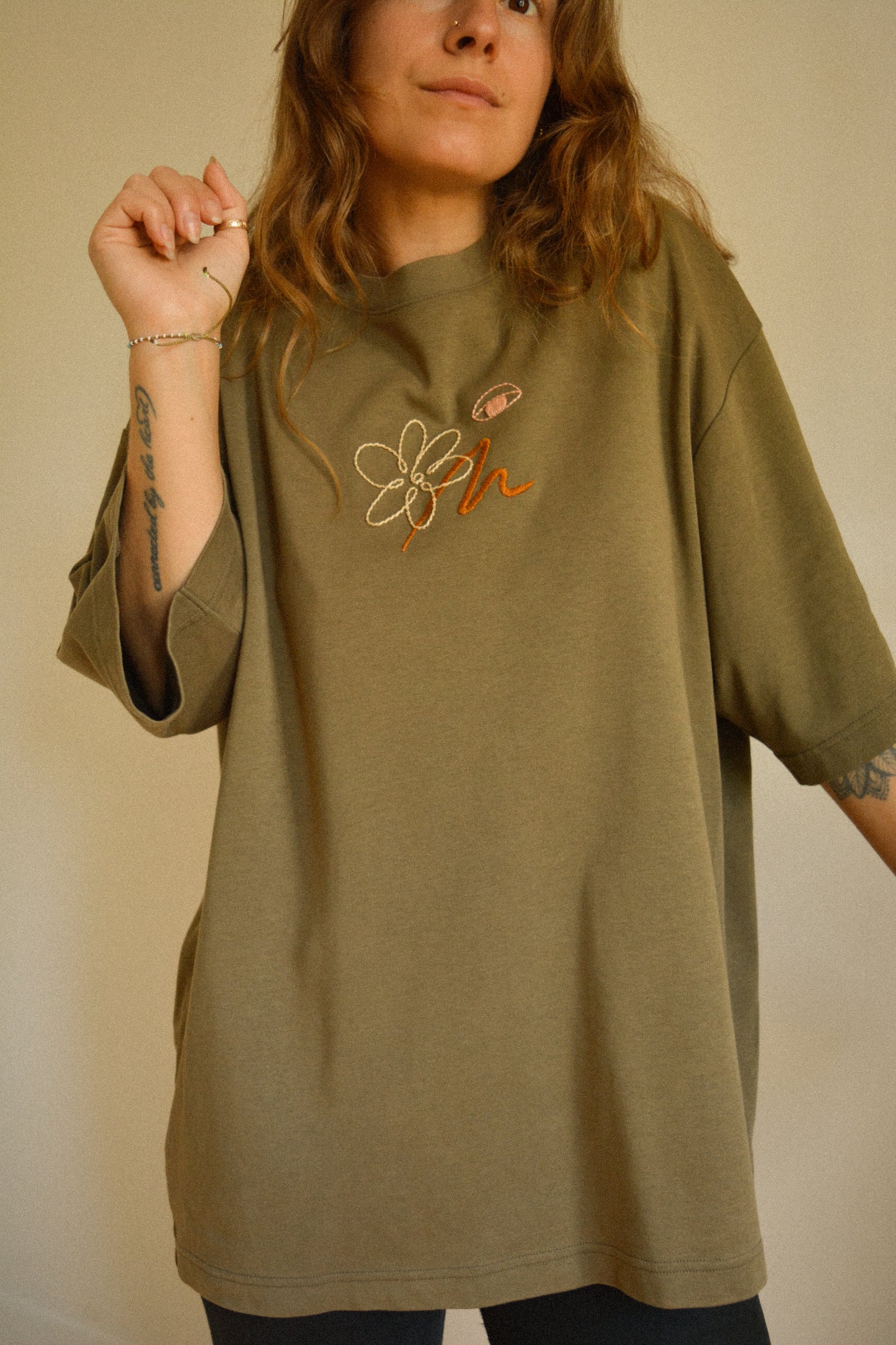 T-shirt vert à manches courtes avec motif brodé à la main au Québec par l’artiste et designer Caroline Auger