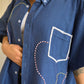 Chemise vintage à manche courte bleu avec billes, laine et lignes abstraites brodées à la main par l’artiste et désigner québécoise Caroline Auger