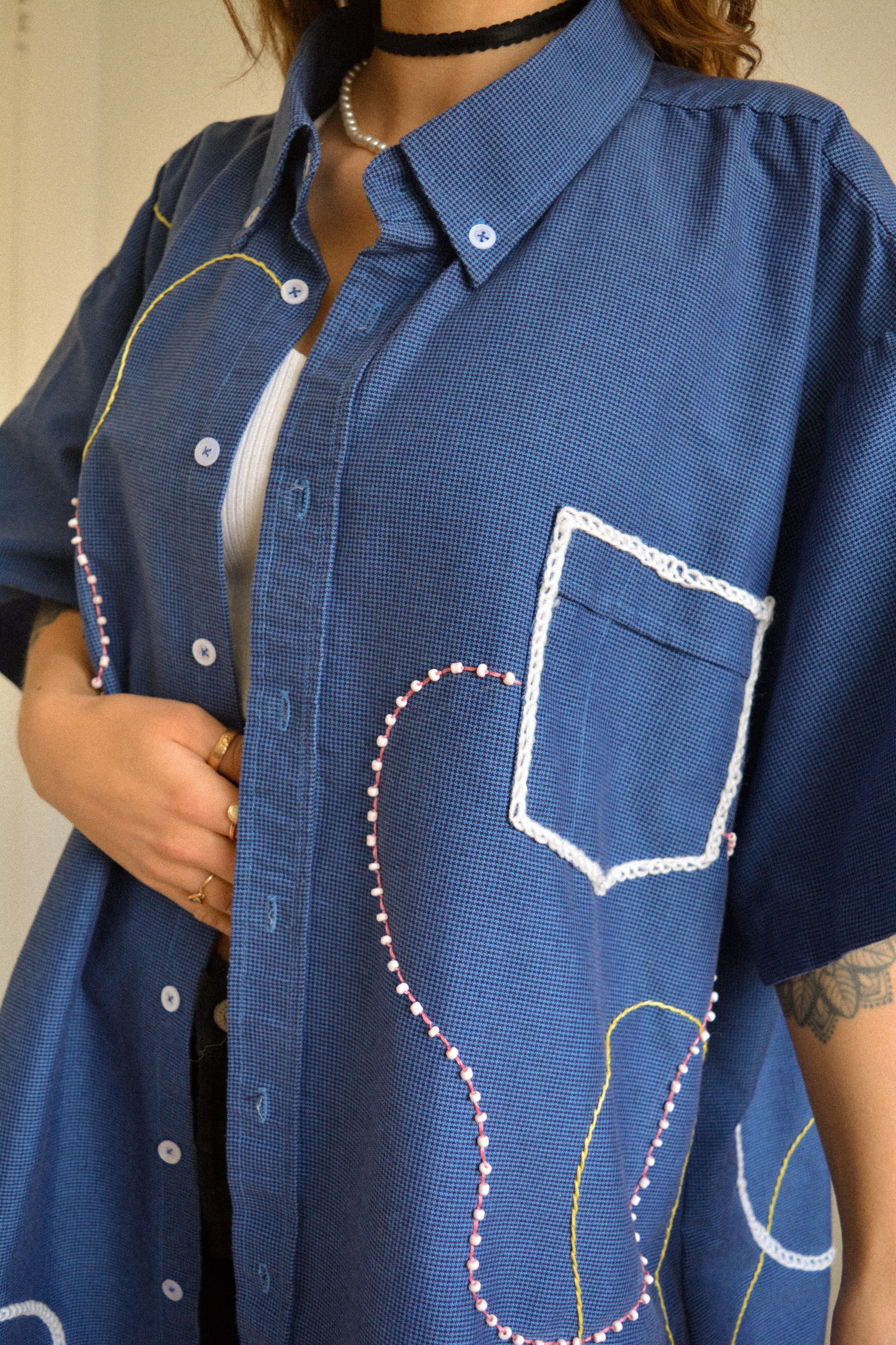 Chemise vintage à manche courte bleu avec billes, laine et lignes abstraites brodées à la main par l’artiste et désigner québécoise Caroline Auger