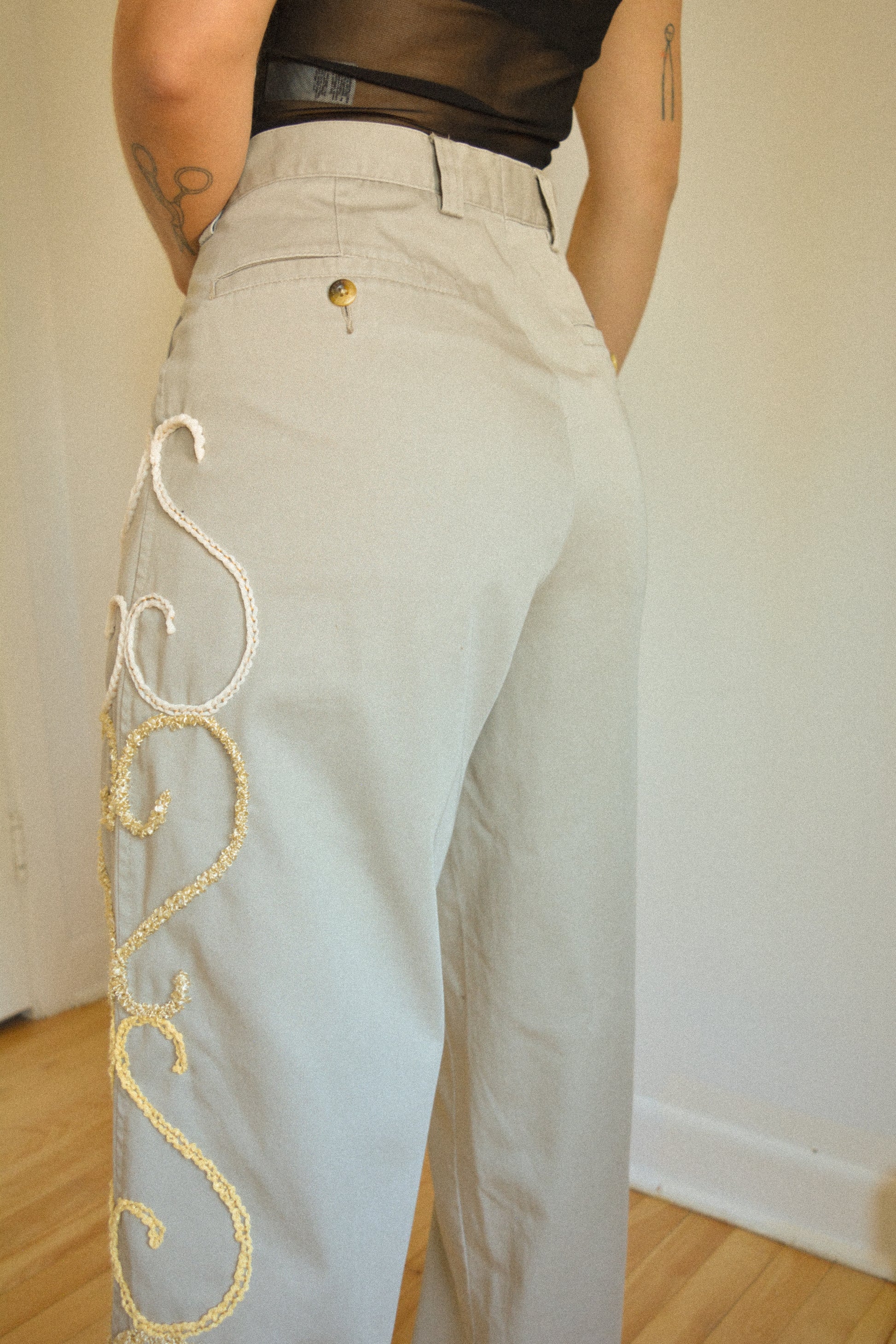 Pantalon vintage gris à motifs ornementales en laine brodés à la main au Québec par l’artiste et designer Caroline Auger