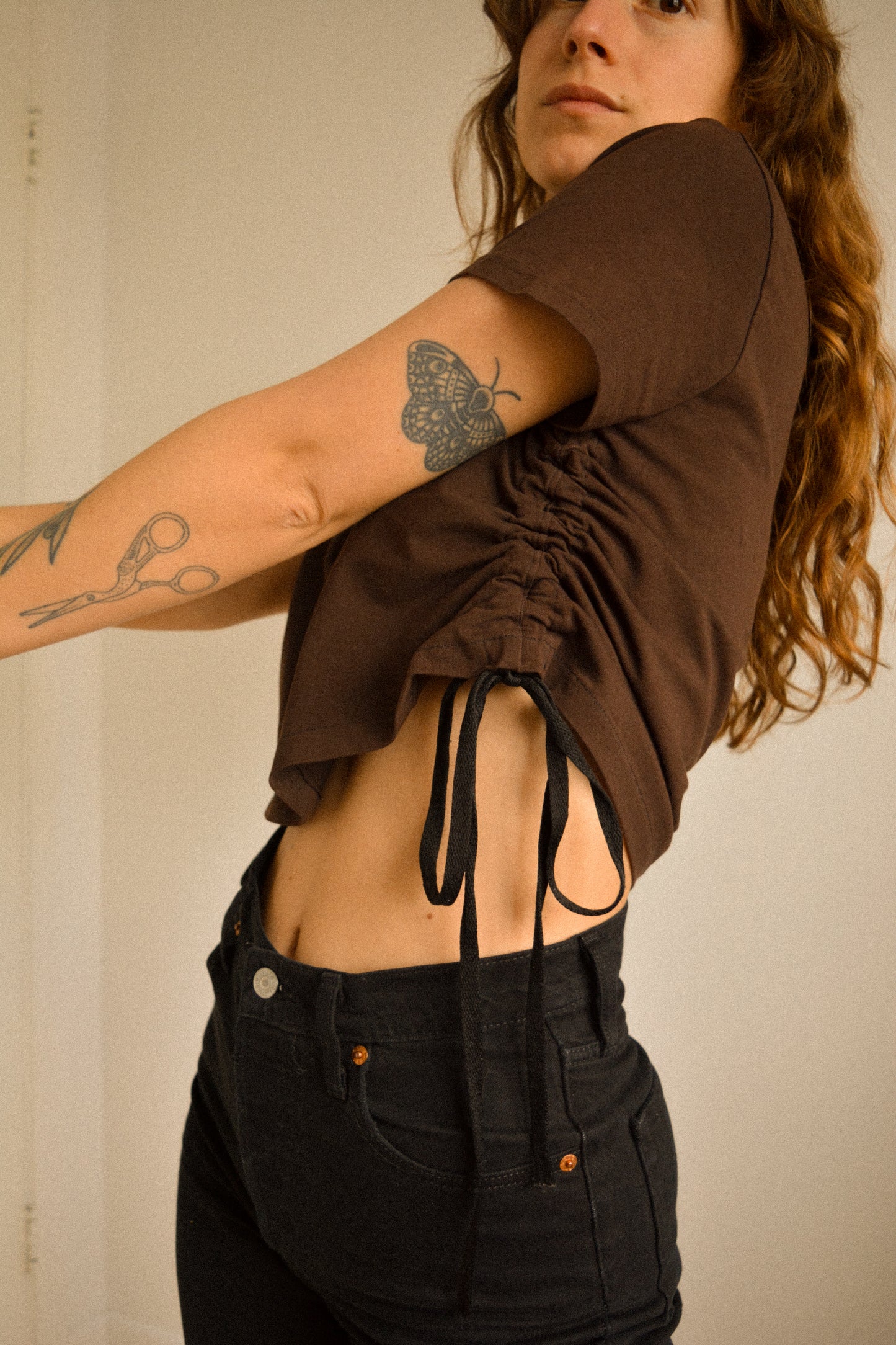 T-shirt vintage brun chocolat avec lacets sur les côtés et broderie fait à la main par l’artiste et désigner québécoise Caroline Auger