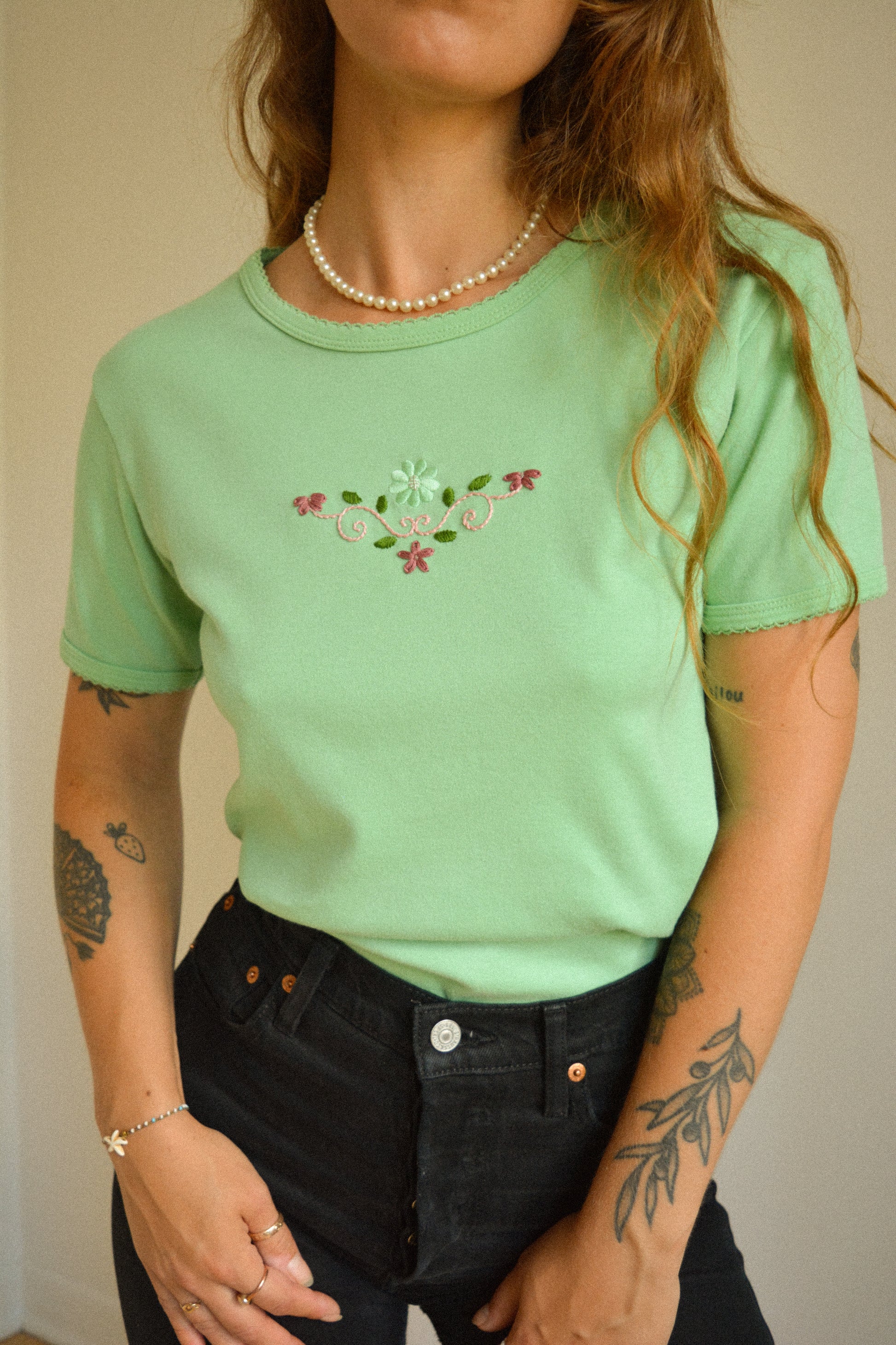 Chandail vintage à manches courtes vert avec motif de fleurs brodées à la main au Québec par l’artiste et designer Caroline Auger