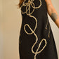 Robe noir vintage en suède avec motif d’une fleur brodé à la main par l’artiste et désigner québécoise Caroline Auger