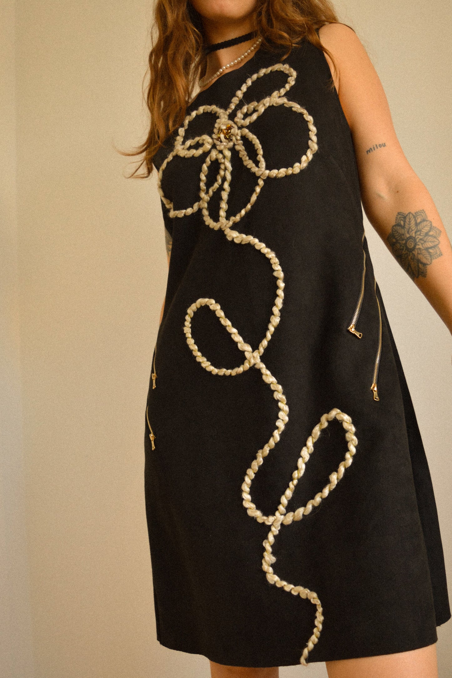 Robe noir vintage en suède avec motif d’une fleur brodé à la main par l’artiste et désigner québécoise Caroline Auger