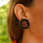 Boucles d’oreilles à fleurs brodées à la main au Québec dans des bouchons de métal recyclés par l’artiste et designer Caroline Auger.