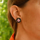 Boucles d’oreilles à fleurs brodées à la main au Québec par l’artiste et designer Caroline Auger.