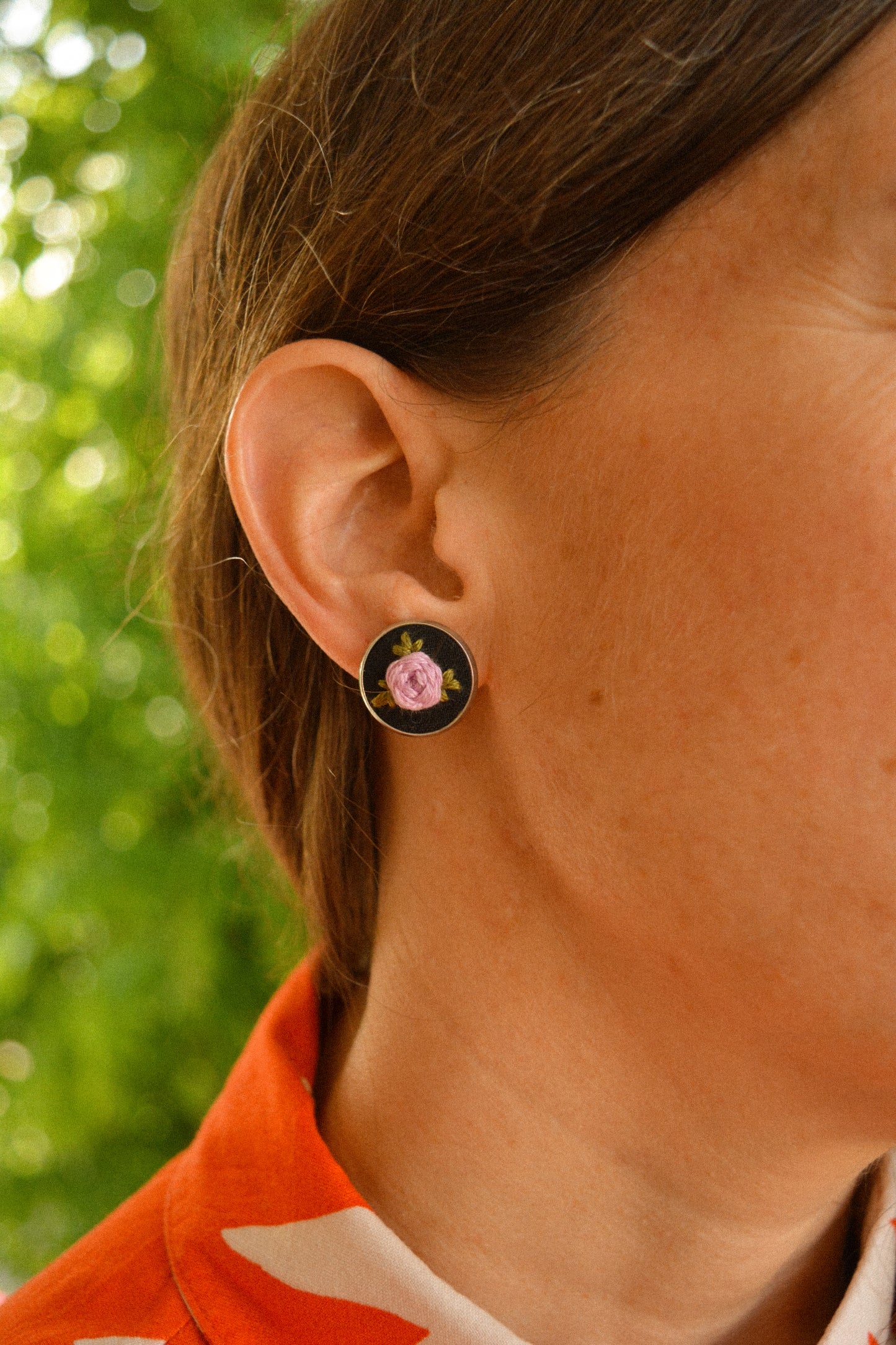 Boucles d’oreilles à fleurs brodées à la main au Québec par l’artiste et designer Caroline Auger.