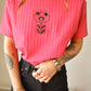 T-shirt rose balloune vintage à motif d’œil fleur old school brodé à la main au Québec par l’artiste Caroline Auger
